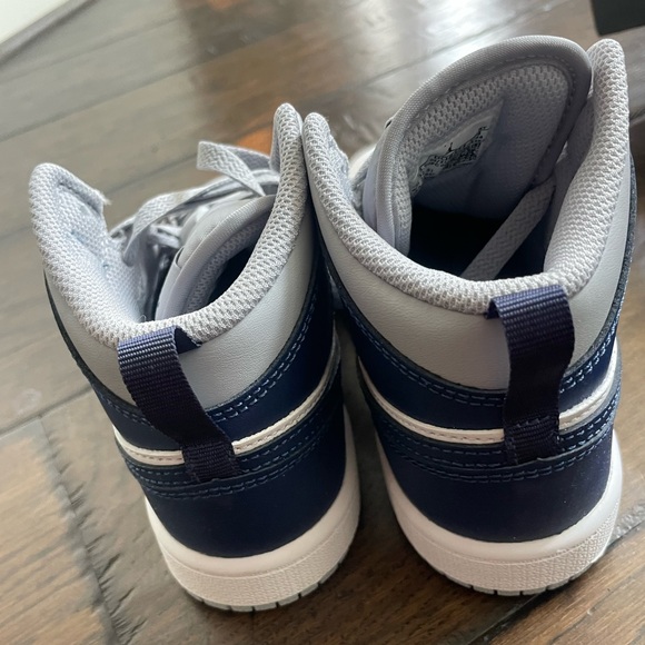 New Nike Air Jordan 1 Mid Wolf Grey Midnight blue Kids Sz 1 Brand New with Box - Picture 8 of 13